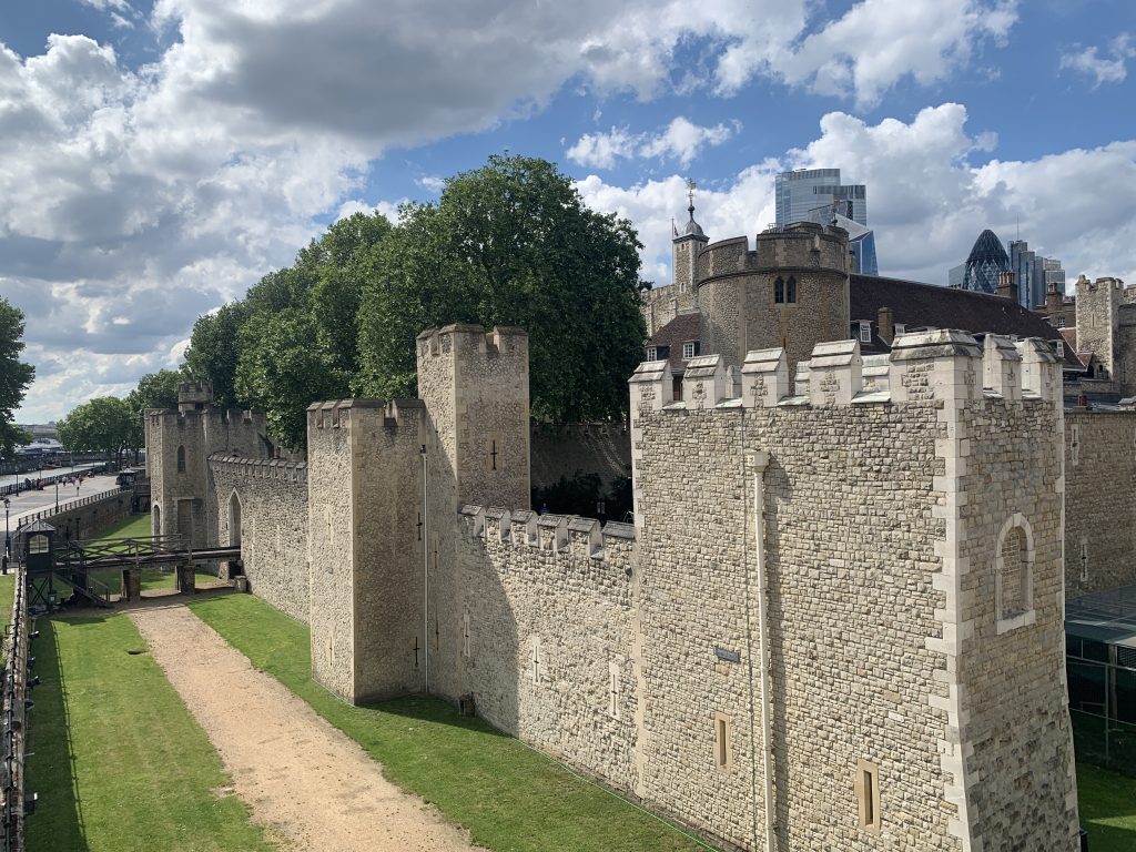 London in the Middle Ages: Tower of London rivercurtain wall (part of it is Roman